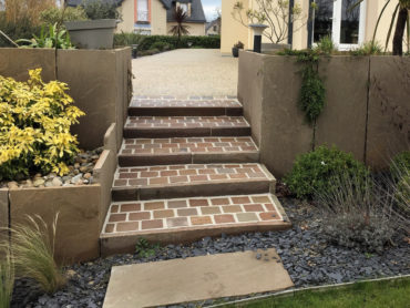 Réalisation d'un escalier en pavés - Chevallier Paysage