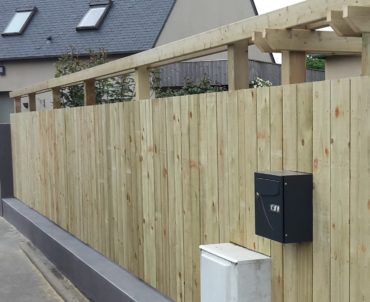 Réalisation d'une clôture en bois avec portillon intégré - Chevallier Paysage