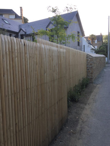 Réalisation d'une clôture en panneaux de châtaignier jointif - Saint-Briac- Chevallier Paysage