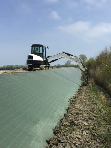 Mise en place d'une bâche tissée sur talus - Chevallier Paysage