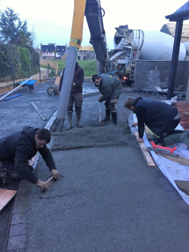 Réalisation d'un béton drainant - Chevallier Paysage