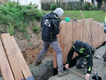 Réalisation d'un mur de soutènement en bois - Languenan -Chevallier Paysage