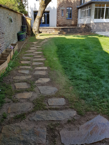 Réalisation de pas japonais en opus incertum permettant de relier la maison à l'annexe - Chevallier Paysage