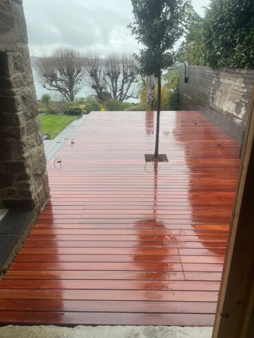 Plantation d'un arbre dans terrasse bois - Chevallier Paysage
