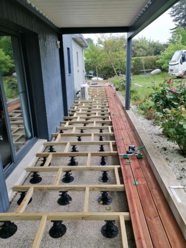 Structure sur plots réglables pour terrasse en lames de bois - Chevallier Paysage