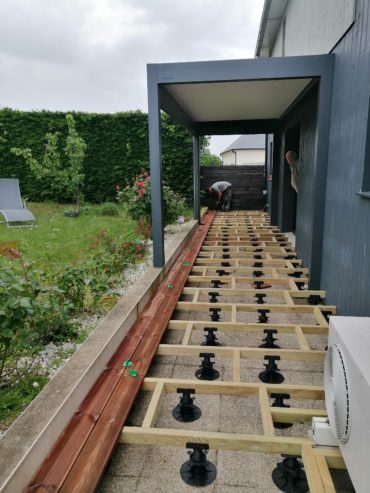 Structure sur plots réglables pour terrasse en lames de bois - Chevallier Paysage