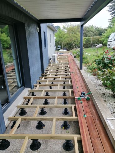 Structure sur plots réglables pour terrasse en lames de bois - Chevallier Paysage