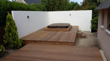 Intégration d'un spa dans la terrasse bois - Chevallier Paysage