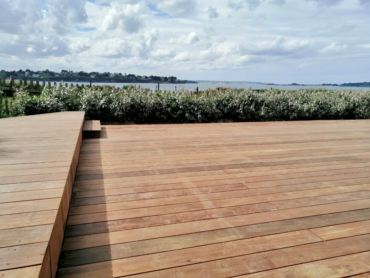 Réalisation d'une terrasse en bois exotique vue mer - Chevallier Paysage