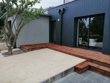 Terrasse en lames de bois et accès en béton décoratif - Chevallier Paysage