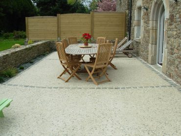 Terrasse en béton décoratif avec une chaînette de pavés - Chevallier Paysage