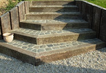 Réalisation d'un escalier en pavage - Chevallier Paysage