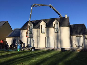 Mise en place béton décoratif avec une toupie à bras pour passage au dessus de l'habitation - Chevallier Paysage